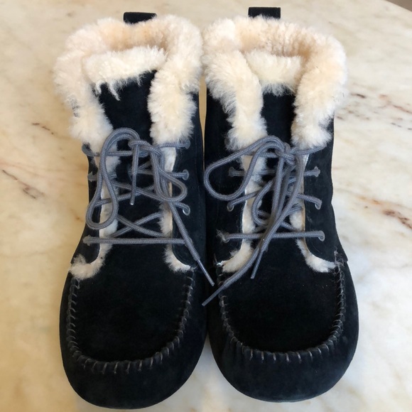 ugg chickaree black